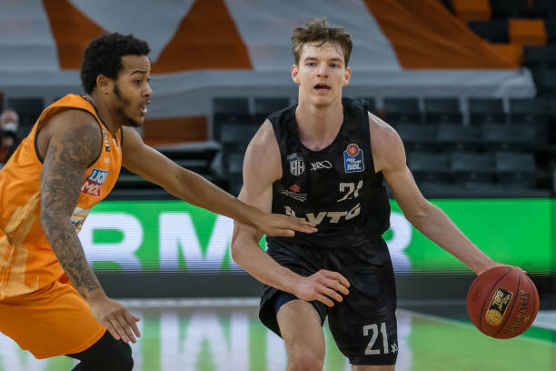 一个颇具争 一个颇具争